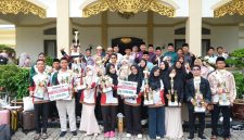 Foto bersama usai penyambutan kafilah Karimun yang mengikuti MTQH XII Provinsi Kepri. F/Dika Lancangkuningnews.com
