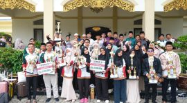 Foto bersama usai penyambutan kafilah Karimun yang mengikuti MTQH XII Provinsi Kepri. F/Dika Lancangkuningnews.com