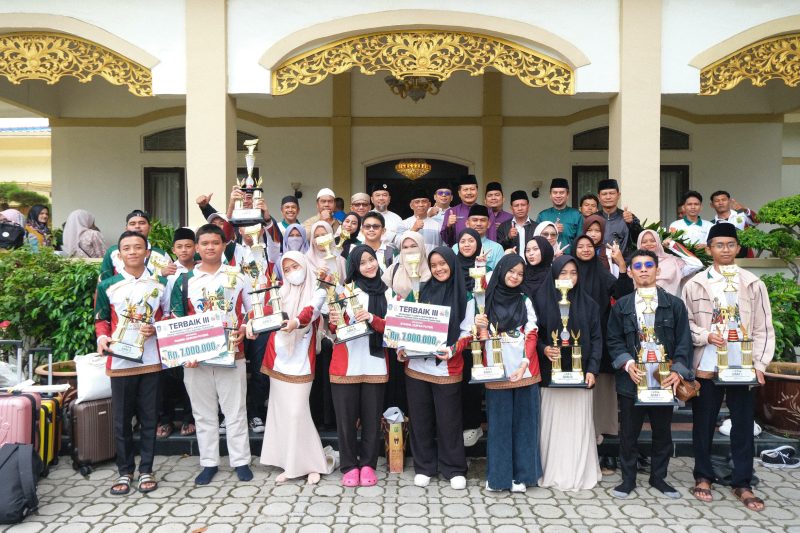 Foto bersama usai penyambutan kafilah Karimun yang mengikuti MTQH XII Provinsi Kepri. F/Dika Lancangkuningnews.com
