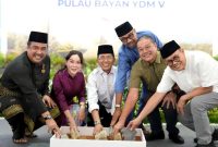 Kepala BP Batam Amsakar Achmad didampingi Wakil Kepala BP Batam Li Claudia Chandra melakukan peletakan batu pertama pembangunan Bundaran Raja Ali Marhum Pulau Bayan Yang Dipertuan Muda V di ruas jalan menuju Bandara Internasional Hang Nadim, Jumat (10/7/2026).F/ Humas BP BATAM.