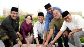 Kepala BP Batam Amsakar Achmad didampingi Wakil Kepala BP Batam Li Claudia Chandra melakukan peletakan batu pertama pembangunan Bundaran Raja Ali Marhum Pulau Bayan Yang Dipertuan Muda V di ruas jalan menuju Bandara Internasional Hang Nadim, Jumat (10/7/2026).F/ Humas BP BATAM.