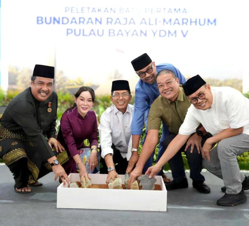 Kepala BP Batam Amsakar Achmad didampingi Wakil Kepala BP Batam Li Claudia Chandra melakukan peletakan batu pertama pembangunan Bundaran Raja Ali Marhum Pulau Bayan Yang Dipertuan Muda V di ruas jalan menuju Bandara Internasional Hang Nadim, Jumat (10/7/2026).F/ Humas BP BATAM.