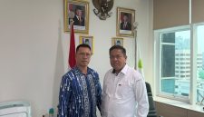 Bupati Kepulauan Anambas, Aneng, berdiskusi dengan Direktur Pesisir dan Pulau-Pulau Kecil Kementerian Kelautan dan Perikanan RI, Dr. Ahmad Aris, S.P., M.Si., di Jakarta. F/Dok Humas.