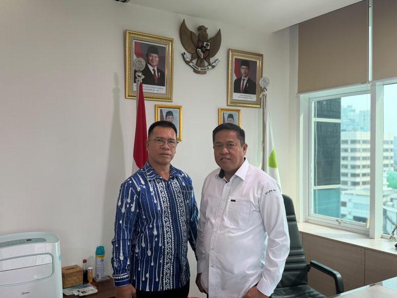 Bupati Kepulauan Anambas, Aneng, berdiskusi dengan Direktur Pesisir dan Pulau-Pulau Kecil Kementerian Kelautan dan Perikanan RI, Dr. Ahmad Aris, S.P., M.Si., di Jakarta. F/Dok Humas.