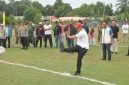 Bupati Karimun Iskandarsyah menendang bola pembukaan turnamen IPB Cup