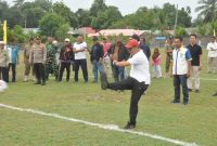 Bupati Karimun Iskandarsyah menendang bola pembukaan turnamen IPB Cup