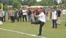 Bupati Karimun Iskandarsyah menendang bola pembukaan turnamen IPB Cup