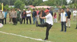 Bupati Karimun Iskandarsyah menendang bola pembukaan turnamen IPB Cup