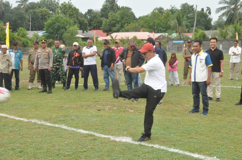 Bupati Karimun Iskandarsyah menendang bola pembukaan turnamen IPB Cup