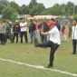 Bupati Karimun Iskandarsyah menendang bola pembukaan turnamen IPB Cup