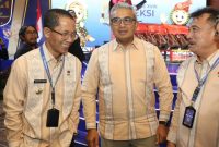 Wali Kota Batam, Amsakar Achmad, berbincang dengan sejumlah wali kota saat menghadiri Rakernas APEKSI di Medan. HUMAS DISKOMINFO BATAM