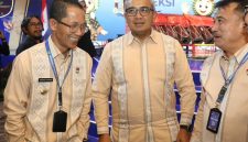 Wali Kota Batam, Amsakar Achmad, berbincang dengan sejumlah wali kota saat menghadiri Rakernas APEKSI di Medan. HUMAS DISKOMINFO BATAM