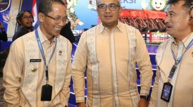 Wali Kota Batam, Amsakar Achmad, berbincang dengan sejumlah wali kota saat menghadiri Rakernas APEKSI di Medan. HUMAS DISKOMINFO BATAM