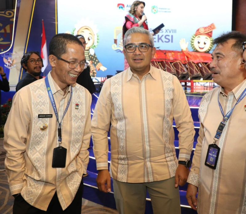 Wali Kota Batam, Amsakar Achmad, berbincang dengan sejumlah wali kota saat menghadiri Rakernas APEKSI di Medan. HUMAS DISKOMINFO BATAM