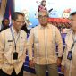 Wali Kota Batam, Amsakar Achmad, berbincang dengan sejumlah wali kota saat menghadiri Rakernas APEKSI di Medan. HUMAS DISKOMINFO BATAM