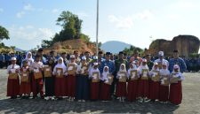 Aneng Beri Penghargaan kepada Pelajar Berprestasi (dok/photo)