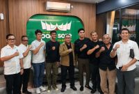 Anggota/Deputi Bidang Investasi BP Batam, Fary Djemy Francis, bersama Ramadhan Sananta di Restoran Pagi Sore, Batam. F/ Dok Humas BP BATAM.