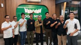 Anggota/Deputi Bidang Investasi BP Batam, Fary Djemy Francis, bersama Ramadhan Sananta di Restoran Pagi Sore, Batam. F/ Dok Humas BP BATAM.