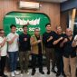 Anggota/Deputi Bidang Investasi BP Batam, Fary Djemy Francis, bersama Ramadhan Sananta di Restoran Pagi Sore, Batam. F/ Dok Humas BP BATAM.