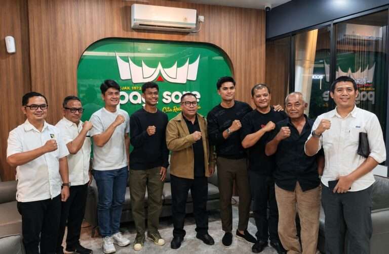 Anggota/Deputi Bidang Investasi BP Batam, Fary Djemy Francis, bersama Ramadhan Sananta di Restoran Pagi Sore, Batam. F/ Dok Humas BP BATAM.