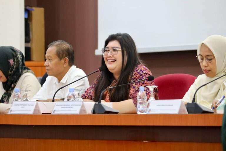 Anggota/Deputi Bidang Pelayanan Umum BP Batam, Ariastuty Sirait menerima langsung kunjungan akademik dari Universitas Batam (UNIBA), Kamis (25/6/2026) di Conference Room IT Center. F/ Dok Humas BP BATAM.