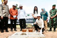 Kepala BP Batam sekaligus Wali Kota Batam, Amsakar Achmad, bersama Gubernur Kepulauan Riau Ansar Ahmad melakukan peletakan batu pertama pembangunan SMKN 13 Batam di Jalan Tanjung Buntung, Kecamatan Bengkong, Senin (13/7/2026). F/ Dok Humas Bp Batam