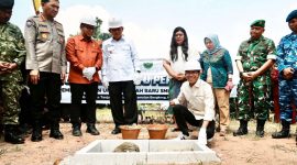 Kepala BP Batam sekaligus Wali Kota Batam, Amsakar Achmad, bersama Gubernur Kepulauan Riau Ansar Ahmad melakukan peletakan batu pertama pembangunan SMKN 13 Batam di Jalan Tanjung Buntung, Kecamatan Bengkong, Senin (13/7/2026). F/ Dok Humas Bp Batam