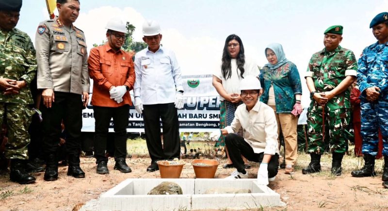 Kepala BP Batam sekaligus Wali Kota Batam, Amsakar Achmad, bersama Gubernur Kepulauan Riau Ansar Ahmad melakukan peletakan batu pertama pembangunan SMKN 13 Batam di Jalan Tanjung Buntung, Kecamatan Bengkong, Senin (13/7/2026). F/ Dok Humas Bp Batam