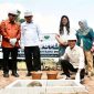 Kepala BP Batam sekaligus Wali Kota Batam, Amsakar Achmad, bersama Gubernur Kepulauan Riau Ansar Ahmad melakukan peletakan batu pertama pembangunan SMKN 13 Batam di Jalan Tanjung Buntung, Kecamatan Bengkong, Senin (13/7/2026). F/ Dok Humas Bp Batam