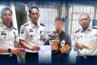 Petugas Lapas Kelas IIA Tembilahan memeriksa titipan makanan dari pengunjung dan menemukan 2 unit handphone beserta 2 kepala charger dan 2 kabel charger yang disembunyikan di dalam bungkusan lauk, Senin (13/7/2026). F/Istimewa
