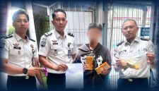 Petugas Lapas Kelas IIA Tembilahan memeriksa titipan makanan dari pengunjung dan menemukan 2 unit handphone beserta 2 kepala charger dan 2 kabel charger yang disembunyikan di dalam bungkusan lauk, Senin (13/7/2026). F/Istimewa