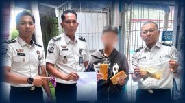 Petugas Lapas Kelas IIA Tembilahan memeriksa titipan makanan dari pengunjung dan menemukan 2 unit handphone beserta 2 kepala charger dan 2 kabel charger yang disembunyikan di dalam bungkusan lauk, Senin (13/7/2026). F/Istimewa