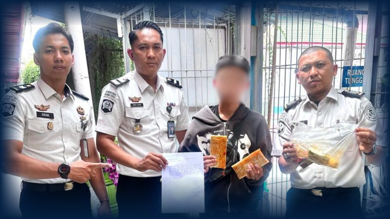Petugas Lapas Kelas IIA Tembilahan memeriksa titipan makanan dari pengunjung dan menemukan 2 unit handphone beserta 2 kepala charger dan 2 kabel charger yang disembunyikan di dalam bungkusan lauk, Senin (13/7/2026). F/Istimewa