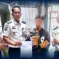 Petugas Lapas Kelas IIA Tembilahan memeriksa titipan makanan dari pengunjung dan menemukan 2 unit handphone beserta 2 kepala charger dan 2 kabel charger yang disembunyikan di dalam bungkusan lauk, Senin (13/7/2026). F/Istimewa
