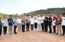Kepala BP Batam, Amsakar Achmad, bersama Wakil Kepala BP Batam, Li Claudia Chandra, meninjau progres pembangunan Sekolah Rakyat Merah Putih di Rempang, Selasa (14/7/2026). F/Dok Humas Bp Batam.