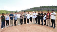 Kepala BP Batam, Amsakar Achmad, bersama Wakil Kepala BP Batam, Li Claudia Chandra, meninjau progres pembangunan Sekolah Rakyat Merah Putih di Rempang, Selasa (14/7/2026). F/Dok Humas Bp Batam.