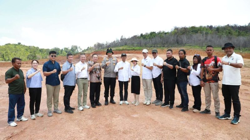 Kepala BP Batam, Amsakar Achmad, bersama Wakil Kepala BP Batam, Li Claudia Chandra, meninjau progres pembangunan Sekolah Rakyat Merah Putih di Rempang, Selasa (14/7/2026). F/Dok Humas Bp Batam.