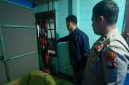 Personel Polsek Palmatak melakukan olah tempat kejadian perkara (TKP) di rumah korban usai menerima laporan dugaan percobaan penculikan anak di Desa Ladan, Kecamatan Palmatak, Kabupaten Kepulauan Anambas, Minggu (26/7/2026).f/istimewa.