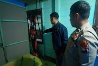 Personel Polsek Palmatak melakukan olah tempat kejadian perkara (TKP) di rumah korban usai menerima laporan dugaan percobaan penculikan anak di Desa Ladan, Kecamatan Palmatak, Kabupaten Kepulauan Anambas, Minggu (26/7/2026).f/istimewa.