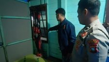 Personel Polsek Palmatak melakukan olah tempat kejadian perkara (TKP) di rumah korban usai menerima laporan dugaan percobaan penculikan anak di Desa Ladan, Kecamatan Palmatak, Kabupaten Kepulauan Anambas, Minggu (26/7/2026).f/istimewa.