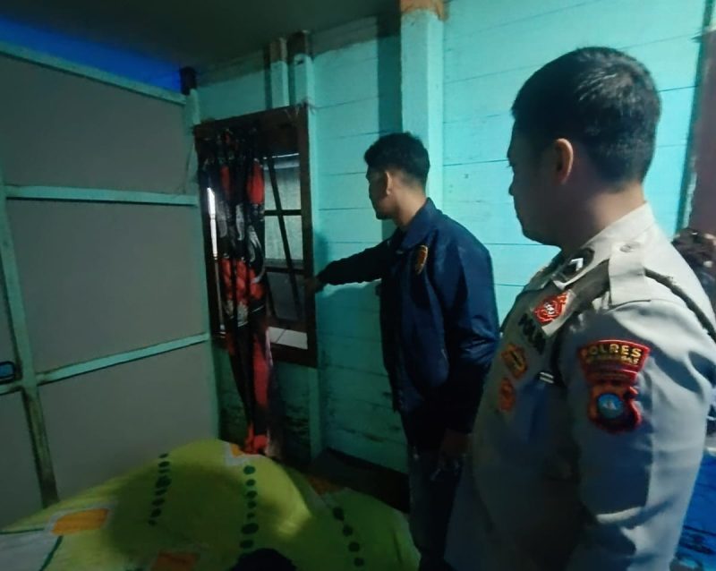 Personel Polsek Palmatak melakukan olah tempat kejadian perkara (TKP) di rumah korban usai menerima laporan dugaan percobaan penculikan anak di Desa Ladan, Kecamatan Palmatak, Kabupaten Kepulauan Anambas, Minggu (26/7/2026).f/istimewa.
