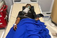 Korban kecelakaan tunggal di Jalan Selayang Pandang II, Tarempa, mendapatkan penanganan medis di RSUD Tarempa. Satu korban dinyatakan meninggal dunia, sementara dua lainnya mengalami luka berat dan masih menjalani perawatan.f/istimewa.