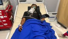 Korban kecelakaan tunggal di Jalan Selayang Pandang II, Tarempa, mendapatkan penanganan medis di RSUD Tarempa. Satu korban dinyatakan meninggal dunia, sementara dua lainnya mengalami luka berat dan masih menjalani perawatan.f/istimewa.