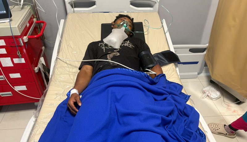 Korban kecelakaan tunggal di Jalan Selayang Pandang II, Tarempa, mendapatkan penanganan medis di RSUD Tarempa. Satu korban dinyatakan meninggal dunia, sementara dua lainnya mengalami luka berat dan masih menjalani perawatan.f/istimewa.