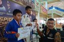 Ketua KONI Kepri Usep Rs Meberikan Sertifikat dan Medali kepada atlet Jujitsu kepri Di Mall Botania 2 Kota batam.