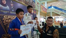 Ketua KONI Kepri Usep Rs Meberikan Sertifikat dan Medali kepada atlet Jujitsu kepri Di Mall Botania 2 Kota batam.