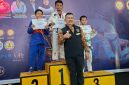 Ketua KONI Kepri Usep Rs Memberikan Medali dan Sertifikat kepada Atlet Jujitsu kepri Di Mall Botania 2 Kota batam.F/Dino