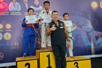Ketua KONI Kepri Usep Rs Memberikan Medali dan Sertifikat kepada Atlet Jujitsu kepri Di Mall Botania 2 Kota batam.F/Dino