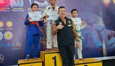 Ketua KONI Kepri Usep Rs Memberikan Medali dan Sertifikat kepada Atlet Jujitsu kepri Di Mall Botania 2 Kota batam.F/Dino