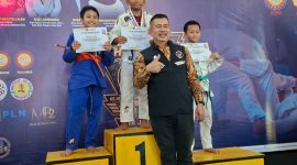 Ketua KONI Kepri Usep Rs Memberikan Medali dan Sertifikat kepada Atlet Jujitsu kepri Di Mall Botania 2 Kota batam.F/Dino